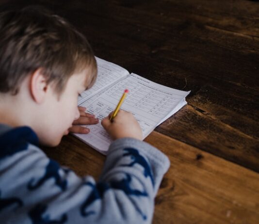 Jakie są zalety stosowania metod edukacyjnych w różnych fazach rozwoju dziecka?