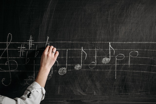 Jakie są podstawy teorii muzyki i jak mogą pomóc w nauce gry na instrumencie?