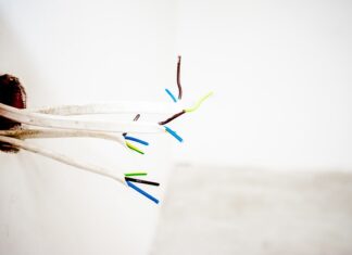 Jak zamontować gniazdko elektryczne w styropianie?