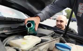 Czy hamulce odpowietrza się na włączonym silniku?